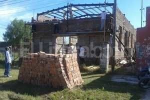 ELLITORAL_120137 |  Gentileza grupo de Facebook Capilla San Gabriel Hoy hay un edificio que está a punto de tener el techo y mucha gente con esperanza de terminarlo , contó Gregorio Rebottaro, quien colabora en la obra desde el inicio.
