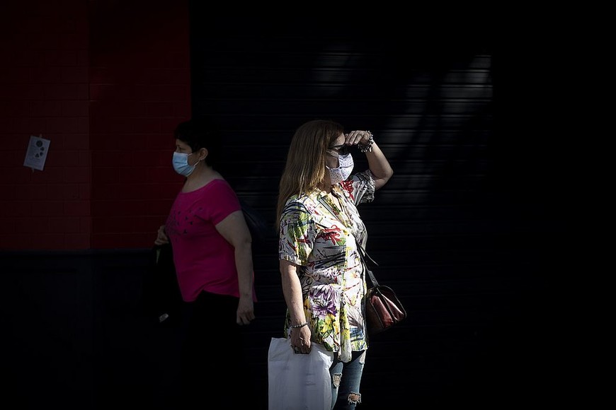ELLITORAL_336929 |  Xinhua/Martín Zabala (201106) -- BUENOS AIRES, 6 noviembre, 2020 (Xinhua) -- Mujeres portan mascarillas en una calle, en la ciudad de Buenos Aires, capital de Argentina, el 6 de noviembre de 2020. Las autoridades sanitarias de América Latina señalaron que los casos asintomáticos de la enfermedad causada por el nuevo coronavirus (COVID-19) representan un problema por su difícil ubicación y registro, además de que son los que ayudan a diseminar con mayor velocidad el virus. (Xinhua/Martín Zabala) (mz) (ra) (da) (vf) (dp)