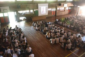 Flavio Raina Broche de oro. Los chicos pidieron hacer una actividad de concientización sobre inclusión educativa compartiendo sus trabajos con toda la escuela.