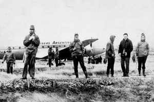 Imagen ilustrativa La acción se inició con el secuestro en pleno vuelo de un avión que fue desviado hacia el archipiélago, donde se izaría la bandera argentina después de 133 años.