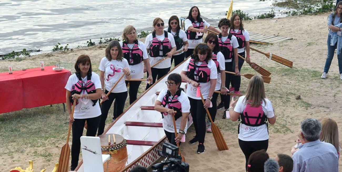 Las Chicas Pink botaron su embarcación "Dragón" en el Club Azopardo de la ciudad de Santa Fe