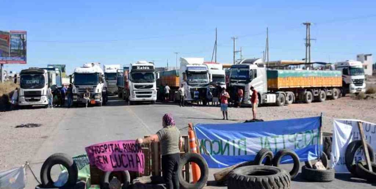 Tras la oferta salarial, los autoconvocados en salud mantiene los cortes de rutas en Neuquén