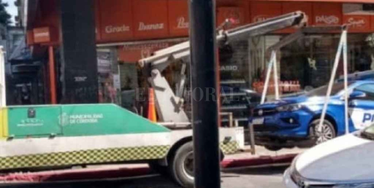 Córdoba: la grúa se llevó un auto de la policía mal estacionado