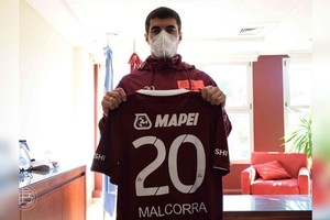 ELLITORAL_386252 |  Gentileza Ignacio Malcorra con su nueva camiseta granate, con el número  20 . Un refuerzo muy interesante.