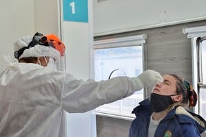 ELLITORAL_381541 |  Eli Obregon TELAM 05062021 Más de 1.500 personas fueron atendidas entre el sábado pasado y ayer en las cuatro estaciones en las que se detuvo hasta el momento el Tren Sanitario que recorre localidades del interior bonaerense con la misión de detectar coronavirus, vacunar contra la gripe y ofrecer otro tipo de asistencia médica de carácter preventivo. foto Eliana Obregon DL