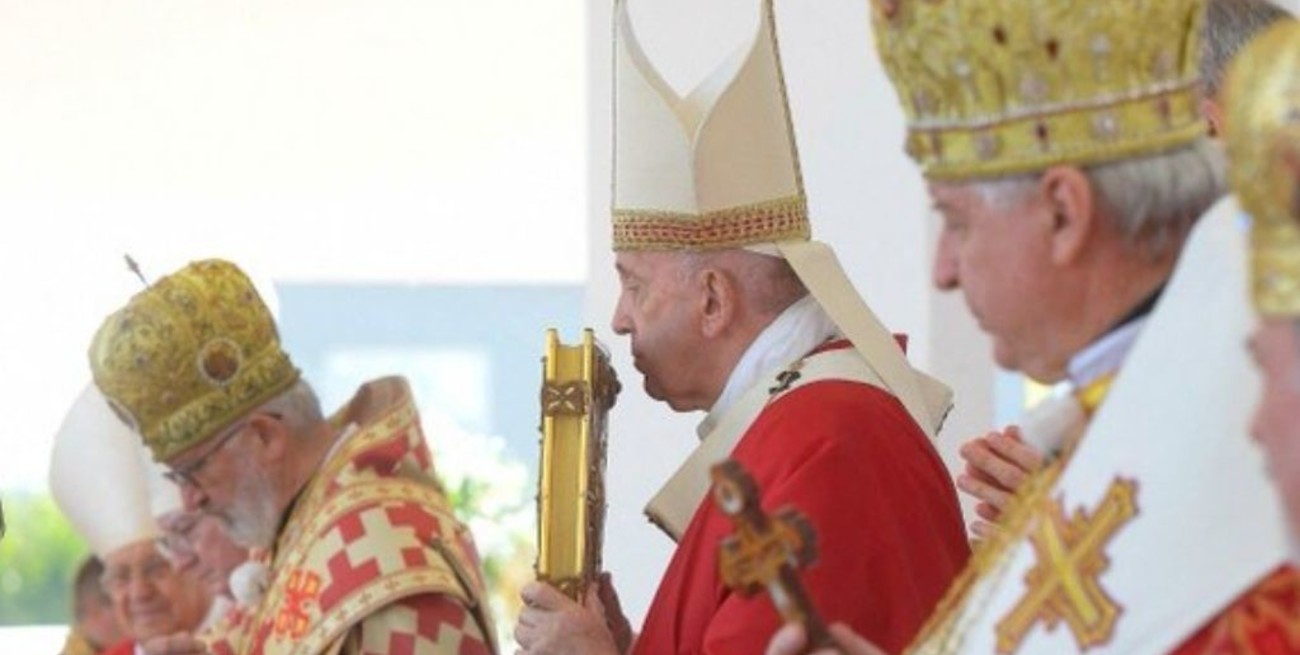 Un arzobispo que compartió una misa con el Papa Francisco tiene coronavirus