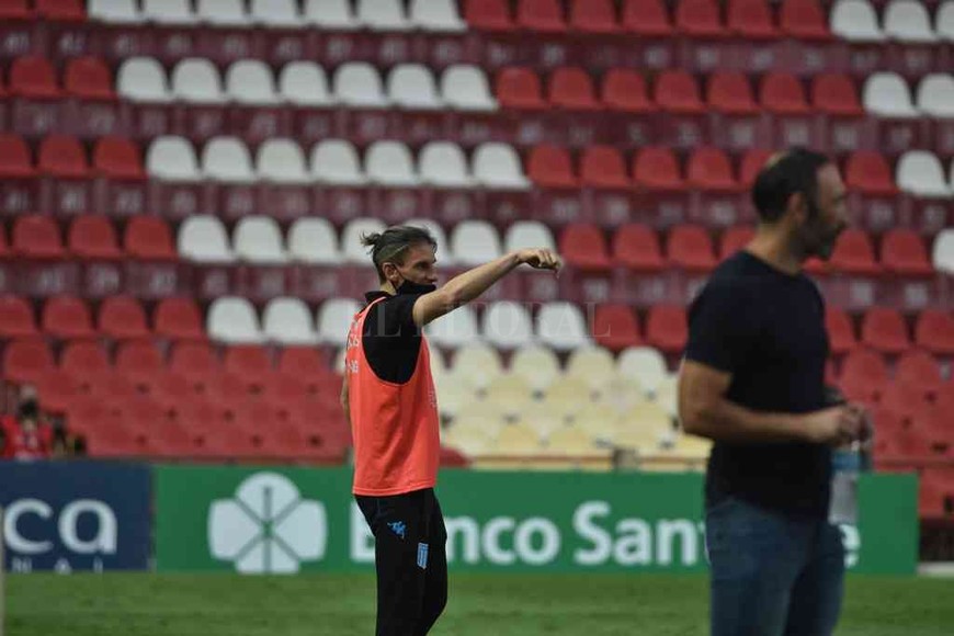 ELLITORAL_340449 |  Manuel Fabatía Volverán a verse las caras Beccacece y el Vasco Azconzábal. El técnico de Racing está cuestionado en el marco de inestabilidad política por el que atraviesa Racing con varios rumores que vinculan a Milito y a Blanco.