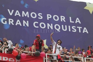 Mauricio Garín Si no se pudo en la cancha... El 11 de noviembre del año pasado Colón perdió la final de la Copa Sudamericana 3-1 ante Independiente del Valle en La Nueva Olla de Asunción del Paraguay, con 40.000 hinchas sabaleros copándola. Ahora la posibilidad de reclamar el título en los escritorios está más cerca, dependerá del fallo del TAS ante la protesta del Club Técnico Universitario, también de Ecuador, que aduce que el arquero Jorge Pinos (presente en la final) estaba mal incluido.