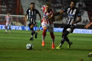 Manuel Fabatía Mano a mano con  Pocho . La imagen es del 25 de febrero de este año, cuando Central Córdoba visitó al Tate de Madelón en el 15 de Abril. El nuevo refuerzo de Unión intenta frenar a Troyanski.