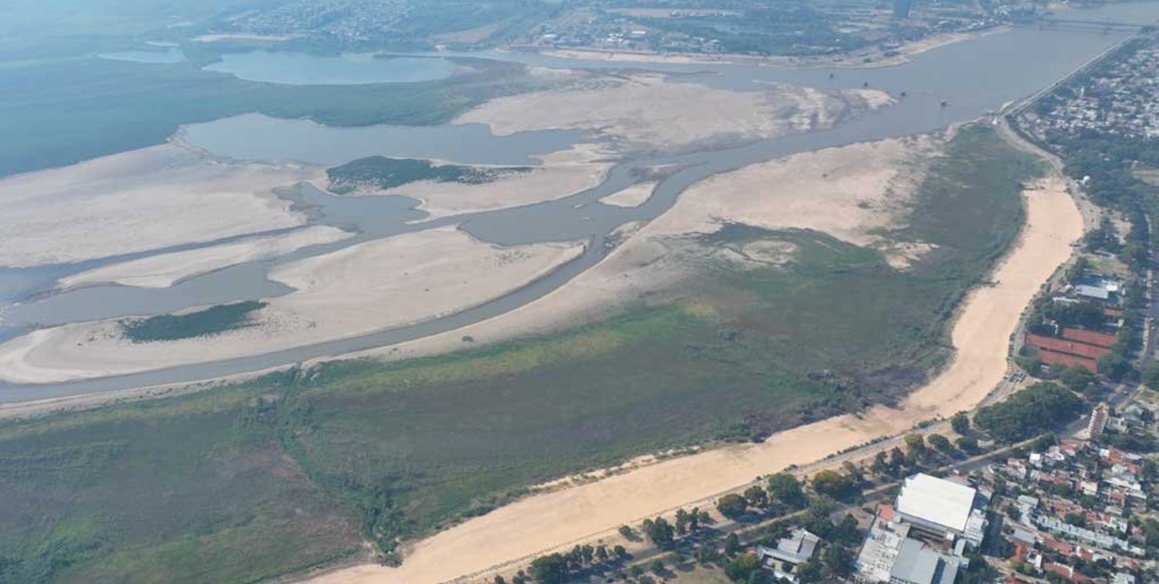 Video: así se ve la Laguna Setúbal casi seca y con humo, desde el drone de El Litoral