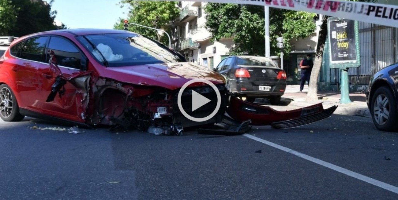 Video: se quedó dormido y chocó siete autos estacionados