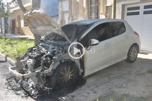ELLITORAL_421272 |  Archivo El Litoral Uno de los seis autos incendiados durante la madrugada del pasado 17 de noviembre.