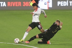 ELLITORAL_392559 |  NA zzzznacd2NOTICIAS ARGENTINAS BAIRES, JULIO 18: Gonzalo Piovi de Colón le comete una falta a Jorge Carrascal, de River, y luego el arbitro Dario Herrera lo expulsa. Foto NA: MARCELO CAPECEzzzz