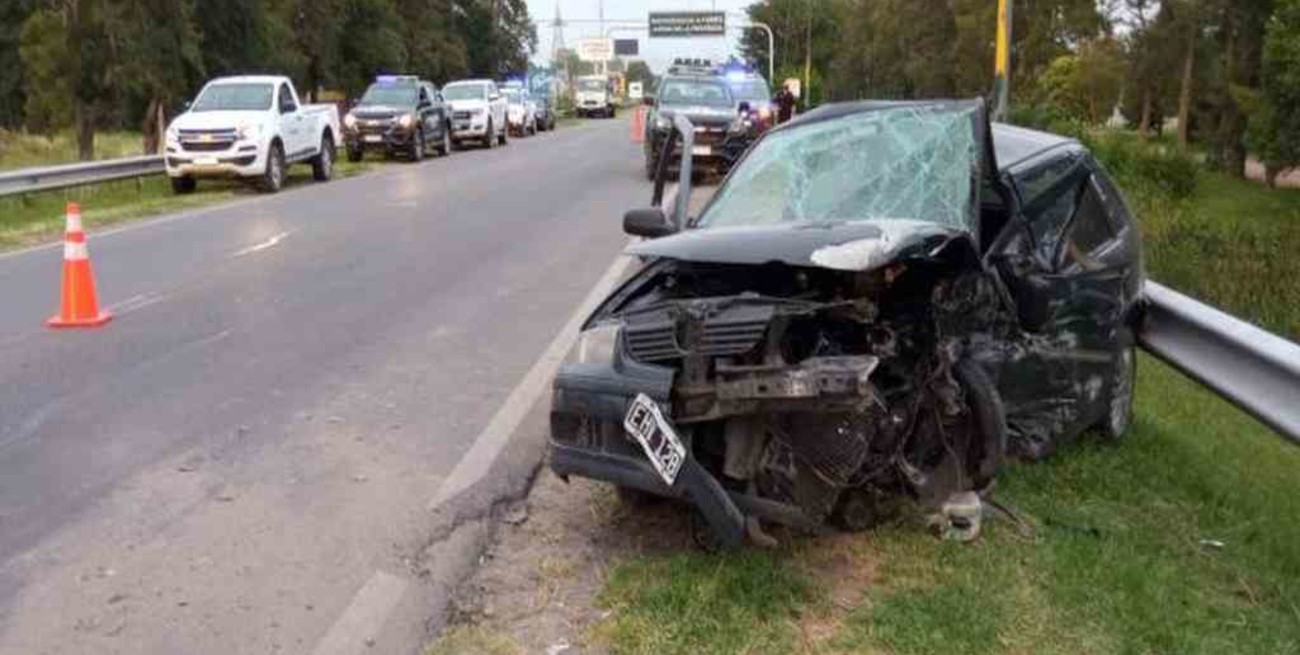 Un muerto y un herido en un choque frontal de dos autos en el ingreso a ...
