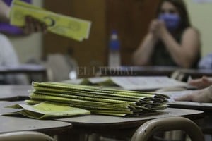 ELLITORAL_404177 |  Mauricio Garín El pueblo se expresó en las urnas. A través de los resultados es posible acceder a los indicios emergentes de una sociedad golpeada por la pandemia y sus daños laterales -ya siquiera colaterales-.