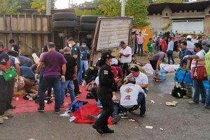 ELLITORAL_423866 |  Gentileza Vuelco y tragedia. El fatal accidente se produjo entre las localidades de Chiapa de Corzo y Tuxtla Gutiérrez, en el sur mexicano.