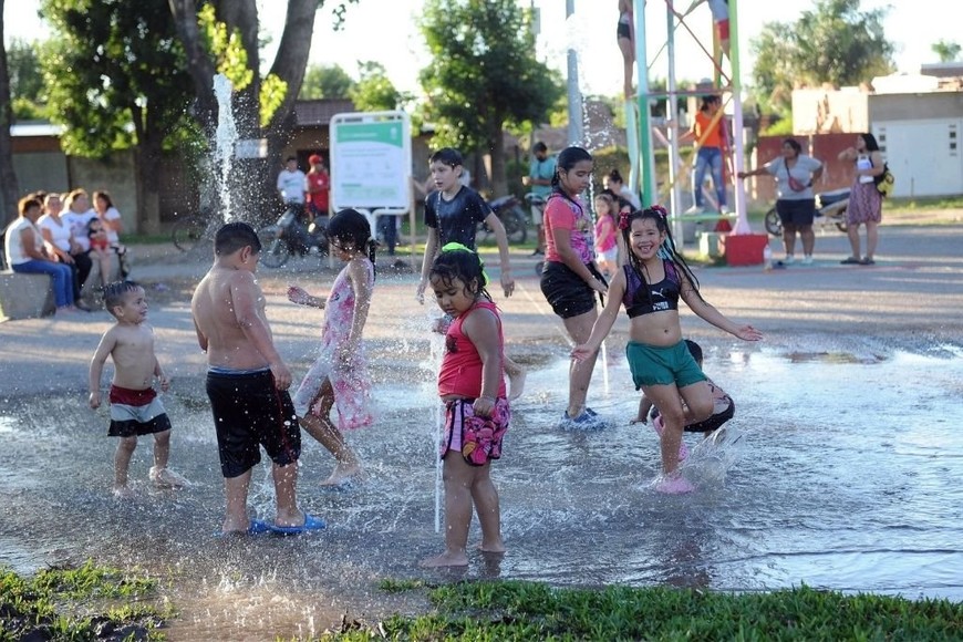 ELLITORAL_429870 |  Gentileza Los chicos y chicas disfrutando de un chapuzón en la plaza húmeda de Los Troncos.