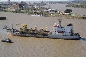 Archivo El Litoral Una de las dragas de Hidrovía SA, en su paso por el puerto de Santa Fe. Termina el contrato de la actual concesionaria; el gobierno debe definir un nuevo esquema para el canal navegable troncal.