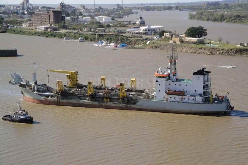 ELLITORAL_329441 |  Archivo El Litoral Una de las dragas de Hidrovía SA, en su paso por el puerto de Santa Fe. Termina el contrato de la actual concesionaria; el gobierno debe definir un nuevo esquema para el canal navegable troncal.