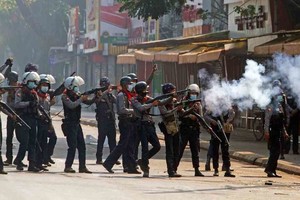 ELLITORAL_362011 |  STRINGER Protestas contra el golpe militar en Myanmar. Yangon, Myanmar, Febrero  28, 2021. REUTERS/Stringer
