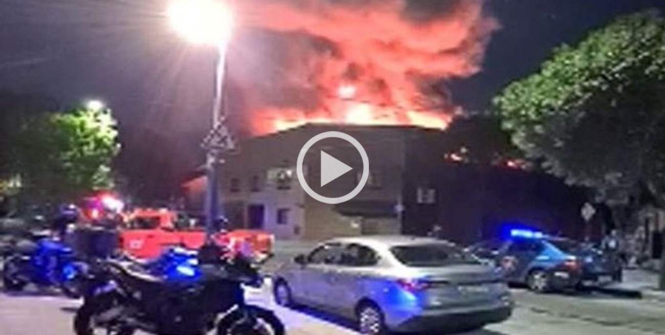 Voraz incendio en un salón de fiestas de Parque Chacabuco