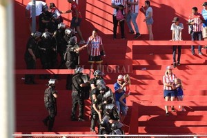 ELLITORAL_419305 |  Pablo Aguirre. El partido fue detenido en el primer tiempo por incidentes en la tribuna.