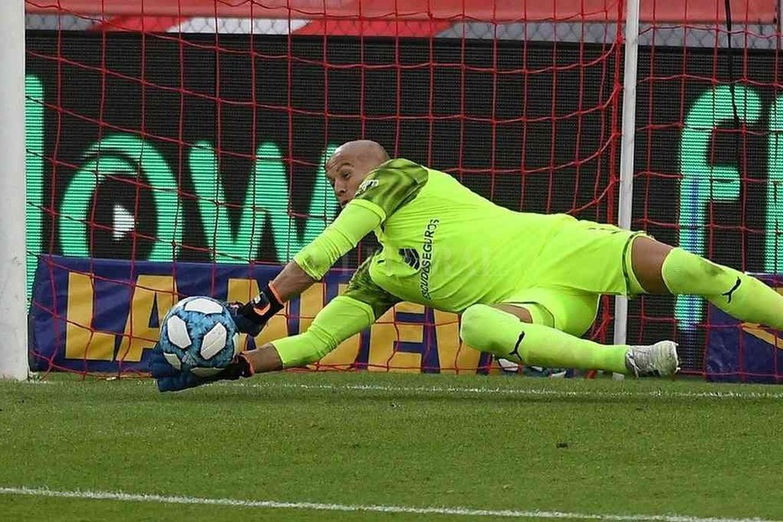 ELLITORAL_336837 |  Fernando Gens - Pool ARGRA La espectacular estirada de Sosa, determinante del resultado, para contener el penal.