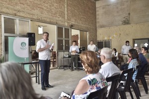 ELLITORAL_425082 |  Gentileza Jatón, junto con los vecinos, este jueves en el acto de apertura de sobre que se realizó en el salón lindante a la Capilla San Martín de Porres.