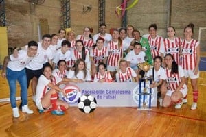 ELLITORAL_415756 |  Gentileza Unión, campeón. El plantel rojo y blanco se quedó con el título que otorga la Asociación Santafesina de Futsal.