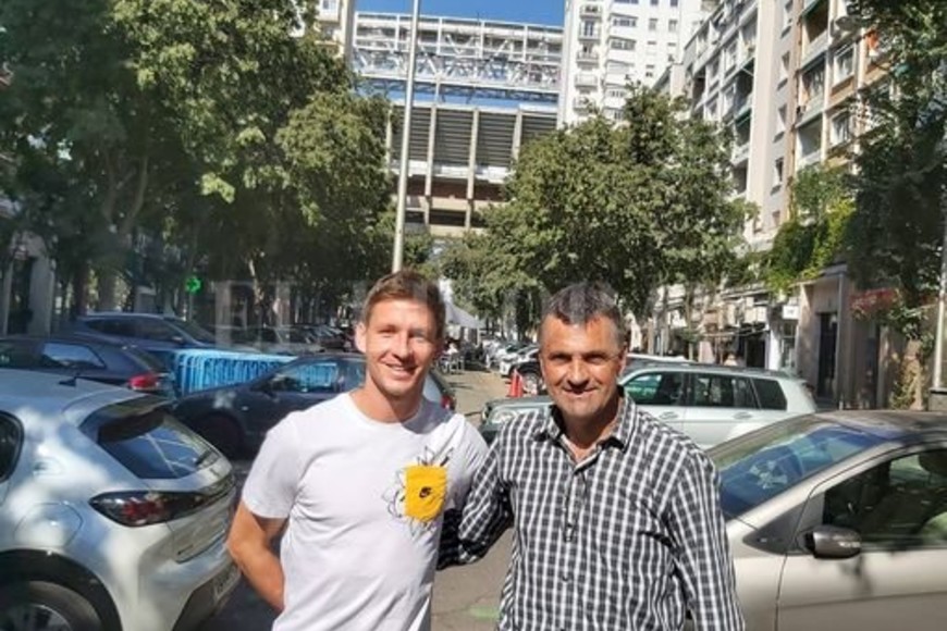 ELLITORAL_419556 |  El Litoral Franco Soldano, con el Bernabeu de fondo, junto a El Litoral. Una charla a fondo con un jugador al que Unión disfrutó en la cancha, pero no en la tesorería.