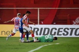 ELLITORAL_334348 |  Gentileza Conmebol En apuros. Moyano se queda con la pelota con la asistencia de Blasi y Nani ante el apuro de un delantero de Emelec. Unión perdió de local y deberá corregir mucho en la revancha para dar vuelta la historia y quedarse en la Sudamericana.