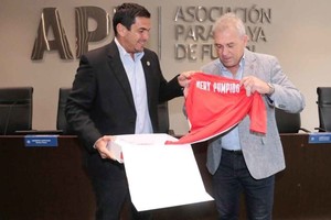 ELLITORAL_408065 |  Gentileza El titular de la Asociación Paraguaya de Fútbol, Licenciado Robert Harrison, le entrega una camiseta de la selección de ese país al santafesino Nery Alberto Pumpido, actual Secretario General Adjunto de Fútbol y Director de Desarrollo de la Conmebol.