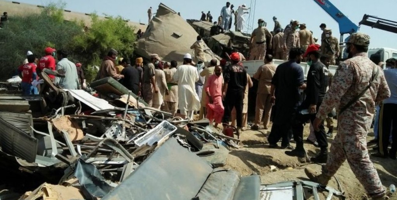 Un choque de trenes en Pakistán deja al menos 35 muertos