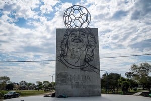 ELLITORAL_413489 |  Télam El monumento a Diego estará ubicado en la plaza principal de Santa Clara del Mar y se podrá ver desde la playa.