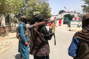 ELLITORAL_397414 |  Reuters Las fuerzas talibanes montan guardia dentro de Kabul, Afganistán, 16 de agosto de 2021 -