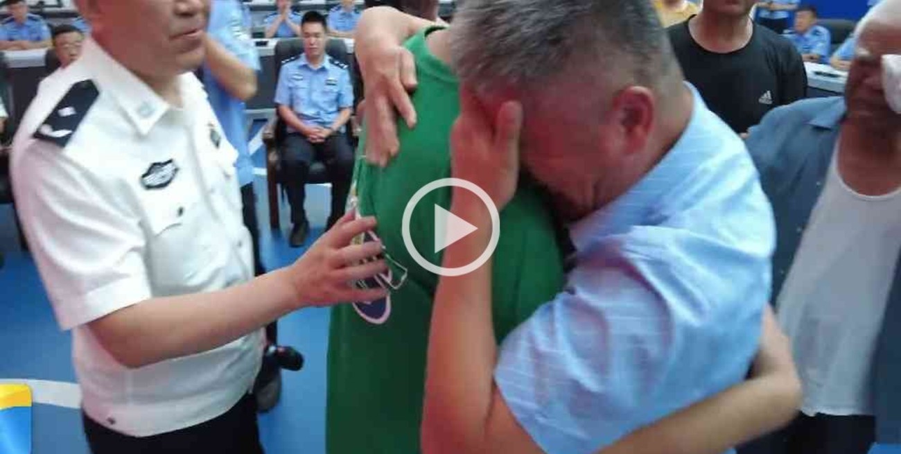 China: encontró a su hijo secuestrado después de 24 años de búsqueda