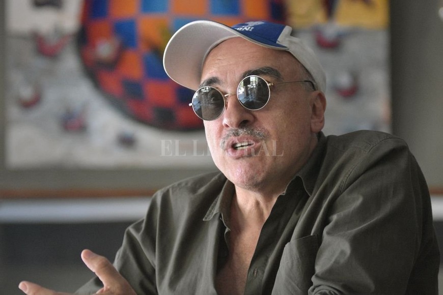 ELLITORAL_422374 |  Pablo Aguirre Afirma el artista:  Hay una clase media que está subyugada, que sigue maravillándose y sigue usando la camiseta 10 en homenaje a Diego. Hay otra clase media (que por ahí no es nacional y popular) que se pone contenta cuando fracasa el plan morocho de la vida, o el plan ?peruca? de la vida .