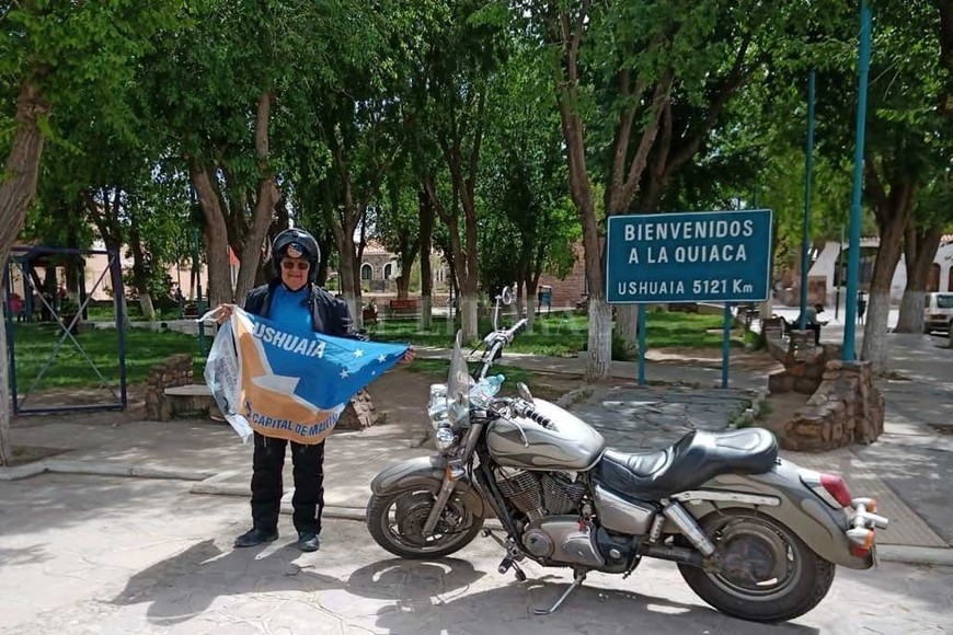ELLITORAL_422953 |  Gentileza De Ushuaia a La Quiaca. Orgulloso, el viajero muestra la bandera de su lugar de origen, en la otra punta del país.