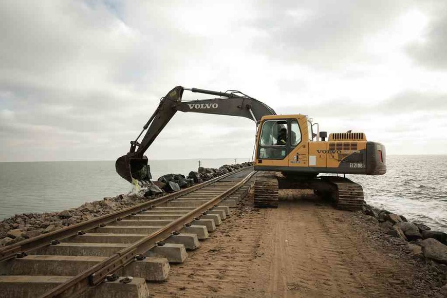 ELLITORAL_409201 |  Gentileza Obras de rehabilitación de las vías del tren de cargas sobre la laguna La Picasa.
