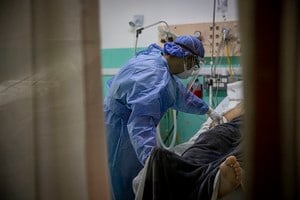 Télam TELAM 10072021 La pandemia destacó el papel fundamental que desempeñan las y los kinesiólogos en la recuperación de los pacientes afectados por el coronavirus y generó un gran cambio en sus vidas, al ponerlos en contacto diario con el dolor, el esfuerzo y la esperanza. foto Eugenia Neme Dl