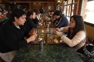 Archivo El Litoral / Mauricio Garín Servicio práctico. La asistencia de los estudiantes a los comedores es muy alta.