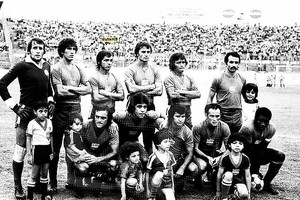El Litoral Una formación de Emelec (habitualmente su atuendo es azul con una franja blanca al estilo de River) en 1978. Trullet aparece parado a la derecha de la foto abrazando a un niño. En esa formación está el Gringo Sacconi, cuarto de los parados empezando desde la izquierda.