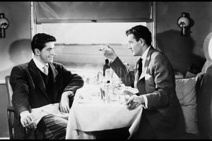 ELLITORAL_386841 |  Warner Bros. No es un film que me propusieron, sino una novela que yo elegí. Era un buen material para mí . Hitchcock se refería así al film que hizo sobre el libro de Highsmith, cuyos derechos adquirió apenas una semana después de su publicación.