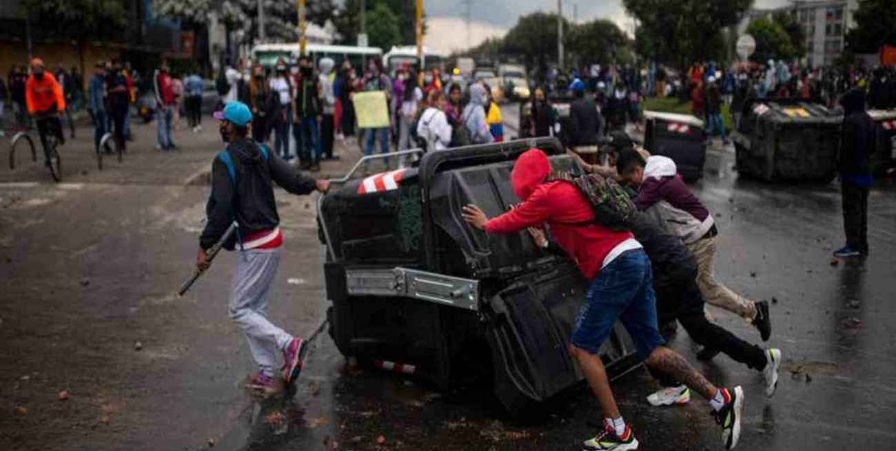 Al menos dos muertos tras otra jornada de protestas contra la reforma tributaria en Colombia