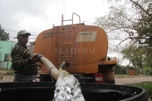 ELLITORAL_338268 |  Archivo El Litoral / Mauricio Garín Aguatero . Hoy el abstecimiento de agua potable del barrio más antiguo de la ciudad depende de un camión.