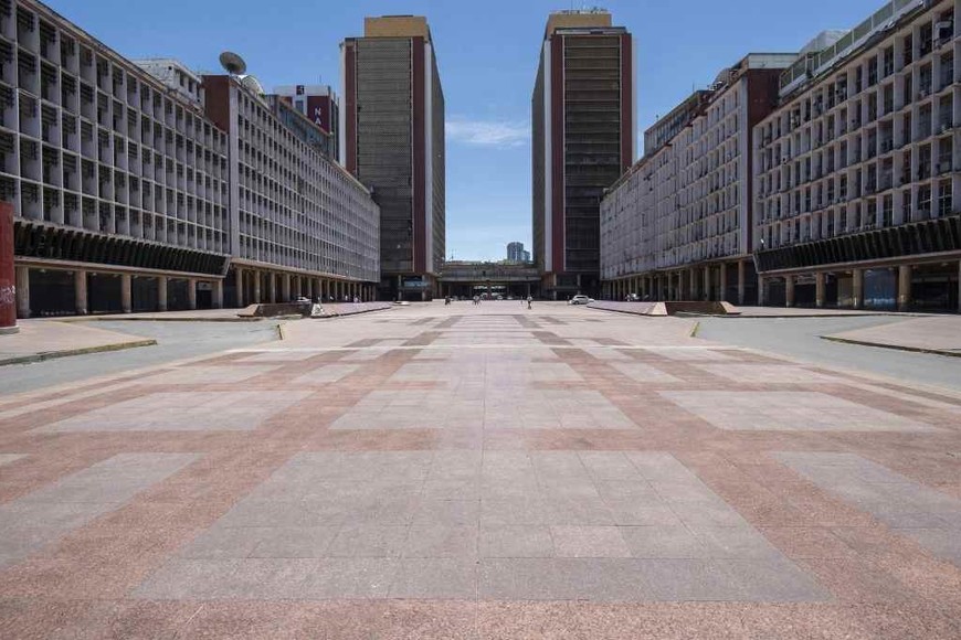 ELLITORAL_367494 |  Xinhua Plaza vacía durante las restricciones de la cuarentena radical para evitar contagios de la enfermedad, en Caracas, Venezuela.