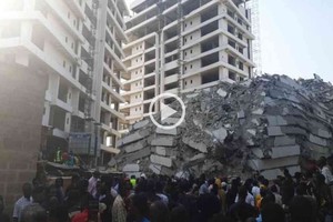 ELLITORAL_414877 |  Twitter Se desconoce el número de personas que podrían estar entre los escombros, tras el colapso de un edificio de 21 pisos en Lagos, Nigeria.