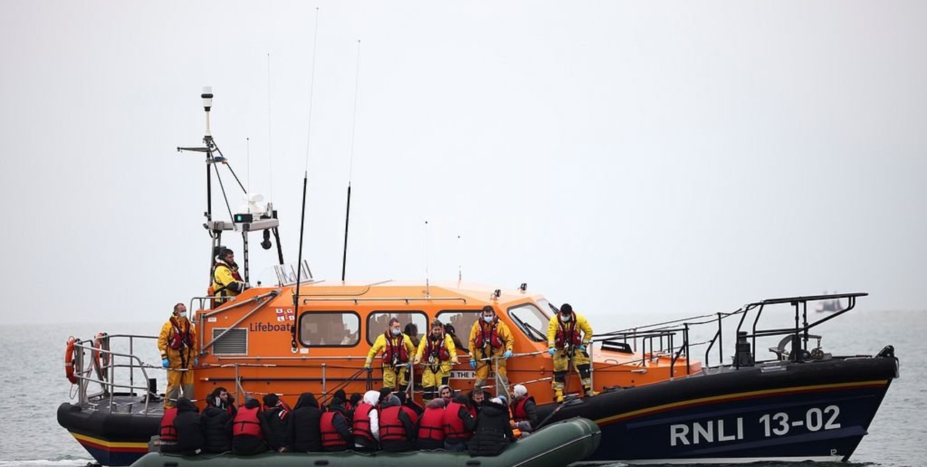 Al menos 20 muertos tras el naufragio de un barco de inmigrantes en el Canal de la Mancha