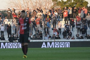 ELLITORAL_235904 |  Ricardo Holle / El Diario de Paraná En esa tribunita La que da espaldas a uno de los arcos ?en la de enfrente se ubica siempre la barra más ruidosa de Patronato?, detrás de la figura de Alan Ruiz, fue el lugar donde siempre se ubican los visitantes en el Presbítero Bartolomé Grella. Un informe de la Policía de Entre Ríos, por supuestos hinchas neutrales, desató la polémica.