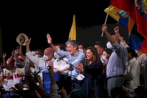 ELLITORAL_369303 |  Xinhua/Equipo de campaña de Guillermo Lasso Lasso logró el triunfo en el balotaje presidencial en Ecuador con más del 52% de los votos, tras una jornada marcada por una campaña crispada y llena de denuncias que finalmente transcurrió sin irregularidades y con tranquilidad.